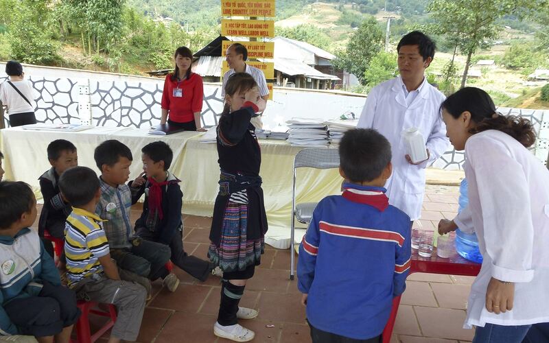 Học sinh xếp hàng trên sân trường vùng cao