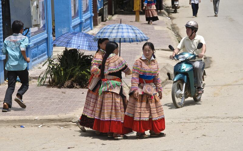 Hai em gái H'Mông Hoa mặc trang phục truyền thống ở Bắc Hà