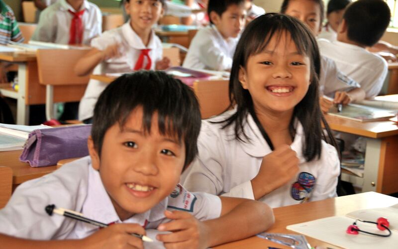 Học sinh vùng cao ngồi học trong lớp