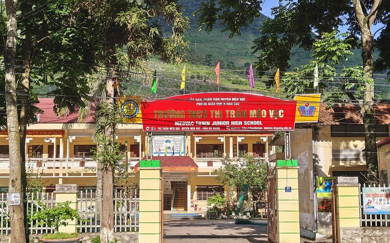Cổng trường trung học cơ sở thị trấn Mèo Vạc, Hà Giang